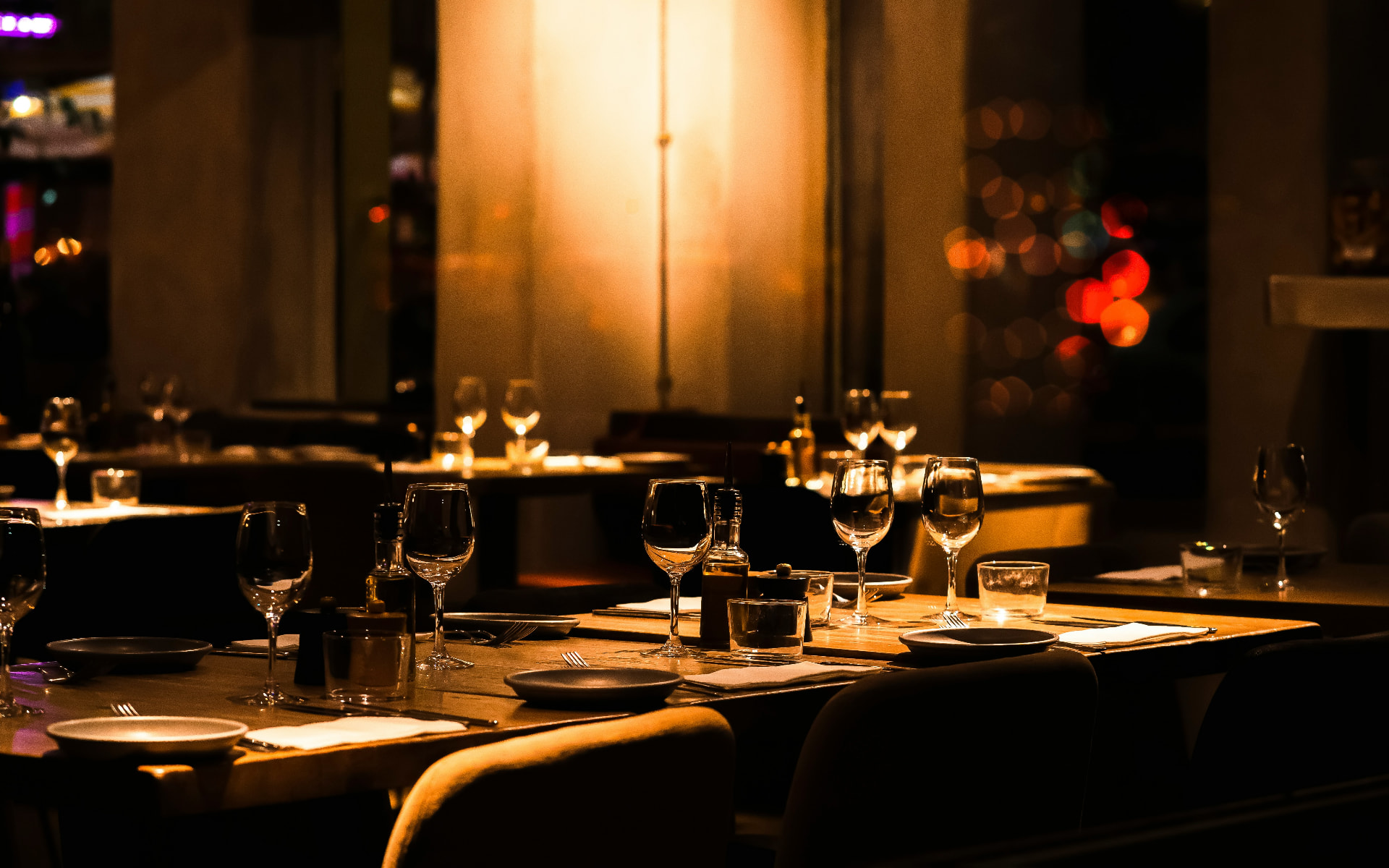HR professionals sharing dinner and conversation around a restaurant table